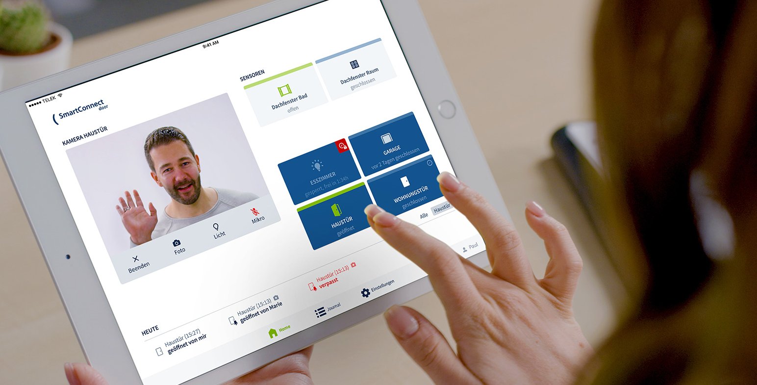Tablet mit SmartConnect App in Bedienung, FUHR SmartConnect door – interaktive Video-Türsprechanlage. Steuerung der Haustür per App. 
